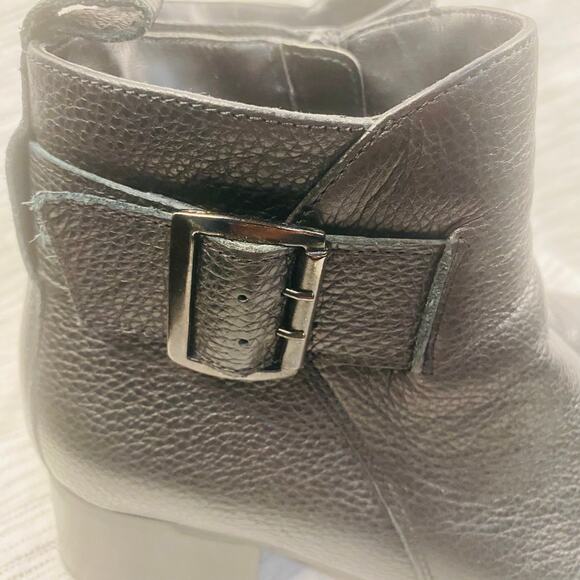 Clarks Black Pebbled Leather Side Zip Buckle Ankle Bootie Size 10 Goth Casual - Picture 2 of 10